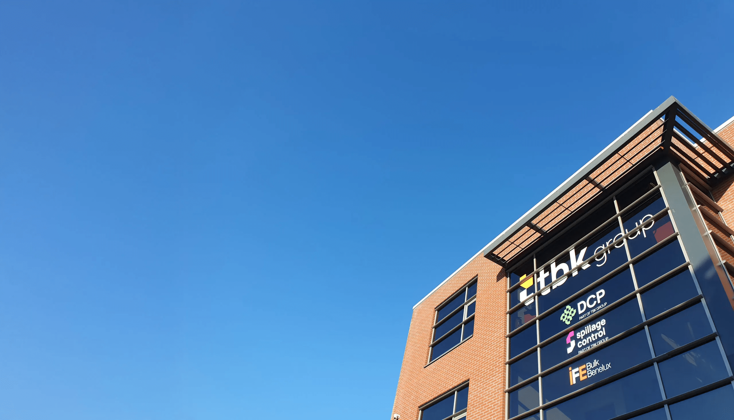 Twee servicetechnici van TBK België lopen naar hun bestelwagen op een bulkterminal